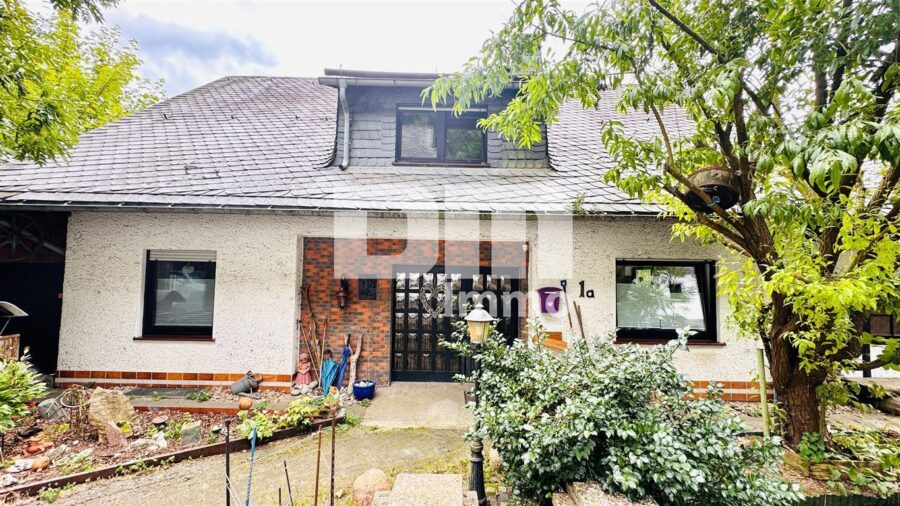 Ein- bis Zweifamilienhaus mit Einliegerwohnung, Garage + Carport in idyllischer Ortsrandlage - Frontansicht